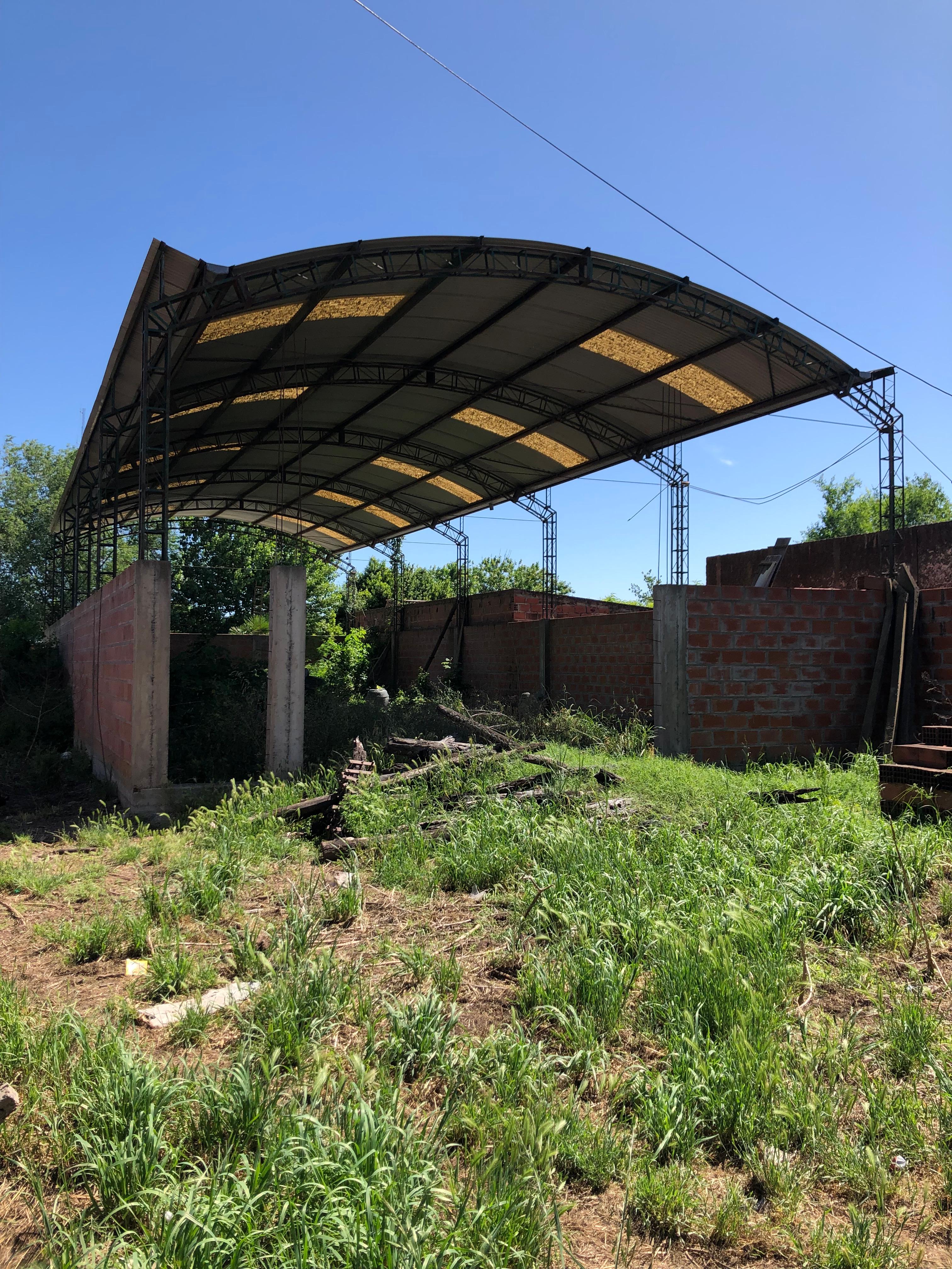 Terreno amplio con tinglado.